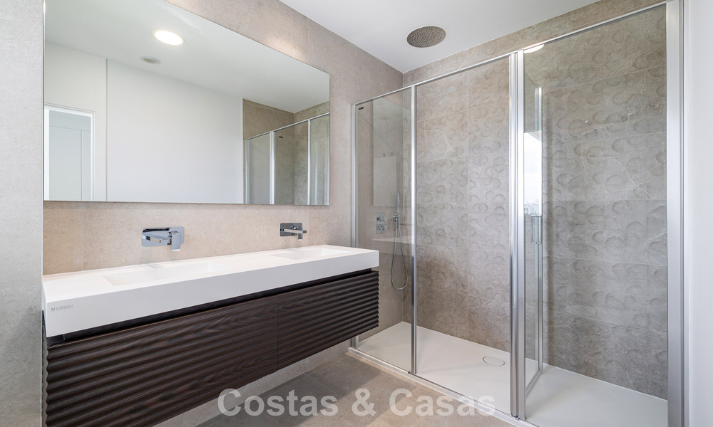 Gloednieuw, modern luxe duplex penthouse met zwembad en zeezicht te koop aan de golfbaan in Oost-Marbella 806361