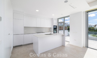 Gloednieuw, modern luxe duplex penthouse met zwembad en zeezicht te koop aan de golfbaan in Oost-Marbella 806364 