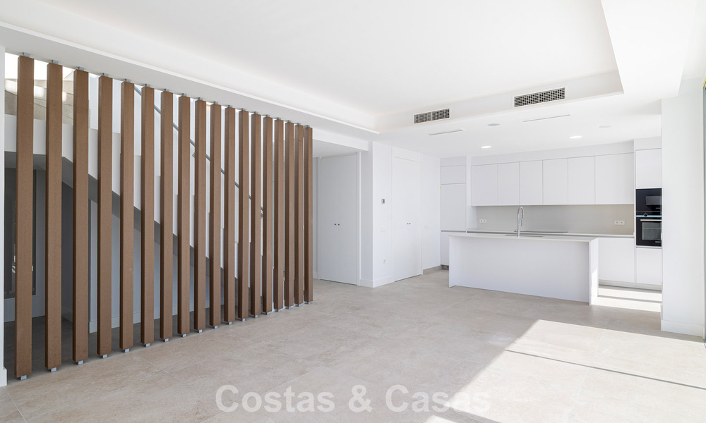 Gloednieuw, modern luxe duplex penthouse met zwembad en zeezicht te koop aan de golfbaan in Oost-Marbella 806365