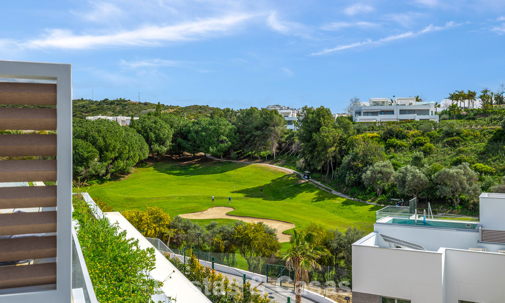 Gloednieuw, modern luxe duplex penthouse met zwembad en zeezicht te koop aan de golfbaan in Oost-Marbella 806371
