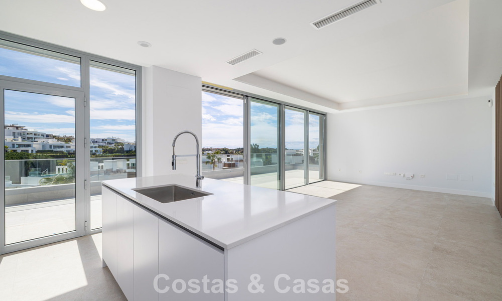 Gloednieuw, modern luxe duplex penthouse met zwembad en zeezicht te koop aan de golfbaan in Oost-Marbella 806372