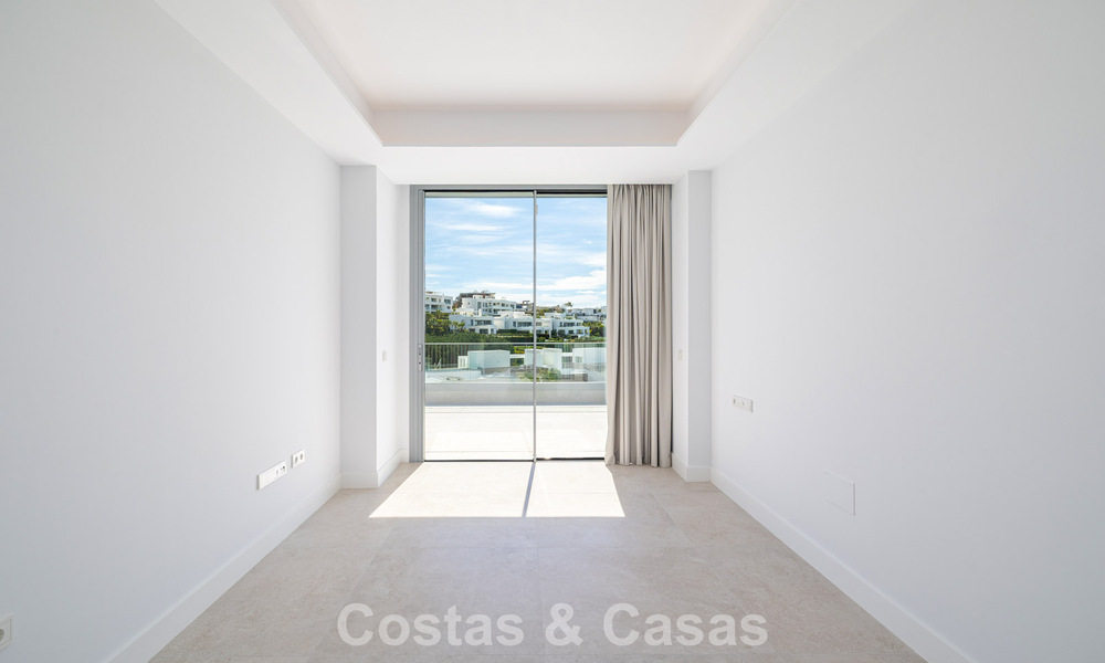 Gloednieuw, modern luxe duplex penthouse met zwembad en zeezicht te koop aan de golfbaan in Oost-Marbella 806373