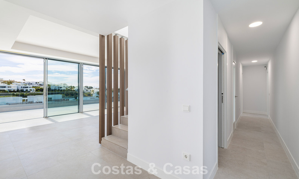 Gloednieuw, modern luxe duplex penthouse met zwembad en zeezicht te koop aan de golfbaan in Oost-Marbella 806374