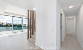 Gloednieuw, modern luxe duplex penthouse met zwembad en zeezicht te koop aan de golfbaan in Oost-Marbella 806374 