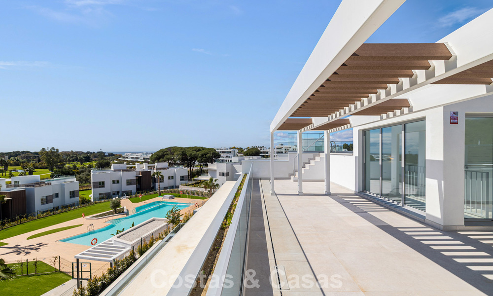 Gloednieuw, modern luxe duplex penthouse met zwembad en zeezicht te koop aan de golfbaan in Oost-Marbella 806378