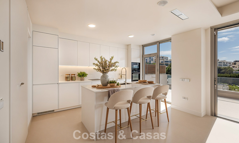 Gloednieuw, modern luxe duplex penthouse met zwembad en zeezicht te koop aan de golfbaan in Oost-Marbella 806384