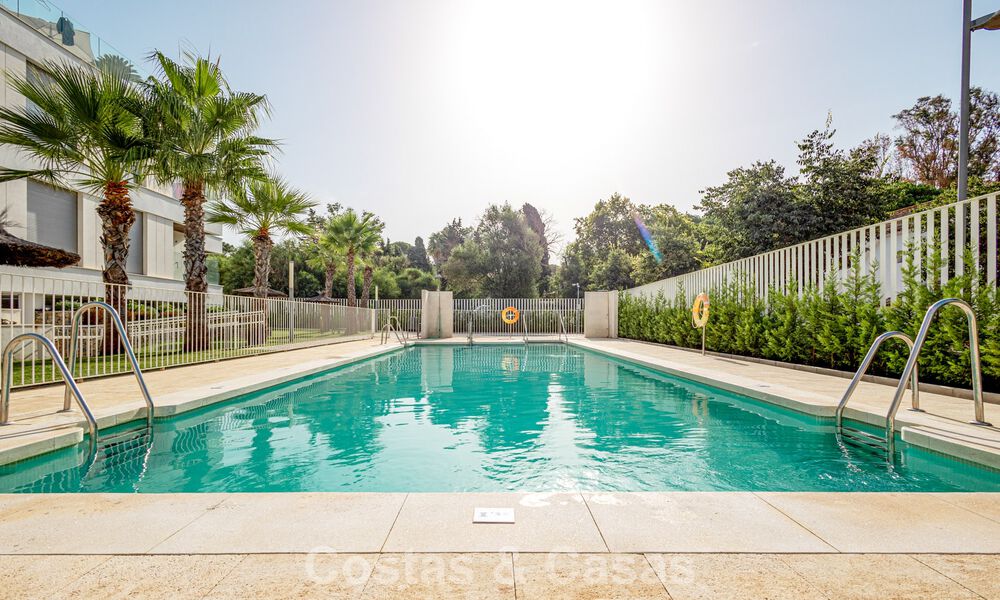 Modern penthouse met royaal solarium te koop op een steenworp afstand van het strand in Elviria, Oost-Marbella 806388