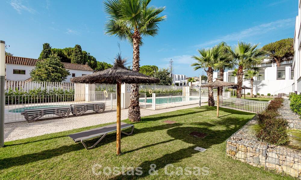 Modern penthouse met royaal solarium te koop op een steenworp afstand van het strand in Elviria, Oost-Marbella 806389