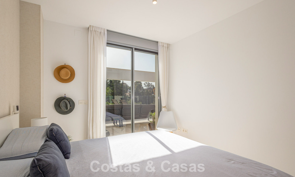 Modern penthouse met royaal solarium te koop op een steenworp afstand van het strand in Elviria, Oost-Marbella 806393