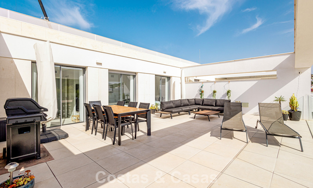 Modern penthouse met royaal solarium te koop op een steenworp afstand van het strand in Elviria, Oost-Marbella 806397
