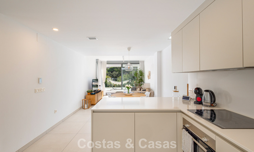 Modern penthouse met royaal solarium te koop op een steenworp afstand van het strand in Elviria, Oost-Marbella 806398