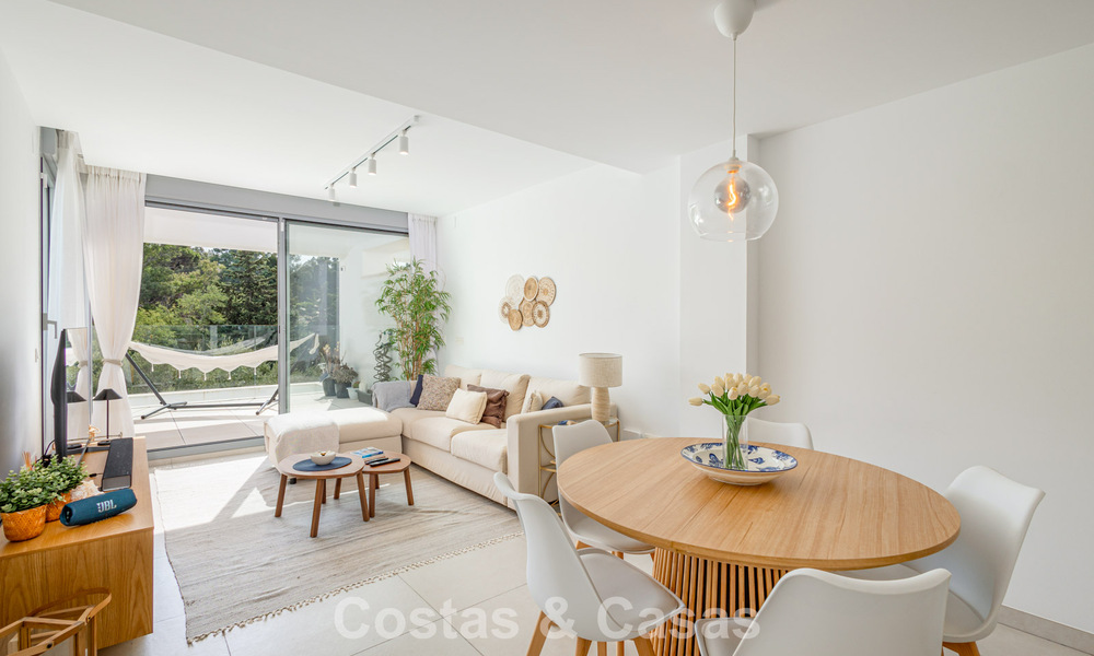 Modern penthouse met royaal solarium te koop op een steenworp afstand van het strand in Elviria, Oost-Marbella 806399
