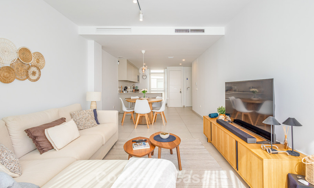 Modern penthouse met royaal solarium te koop op een steenworp afstand van het strand in Elviria, Oost-Marbella 806401