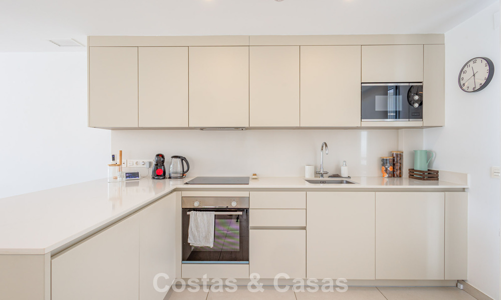 Modern penthouse met royaal solarium te koop op een steenworp afstand van het strand in Elviria, Oost-Marbella 806402