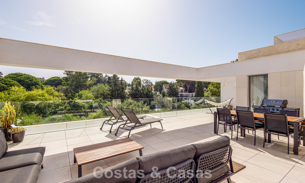 Modern penthouse met royaal solarium te koop op een steenworp afstand van het strand in Elviria, Oost-Marbella 806403