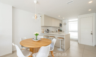 Modern penthouse met royaal solarium te koop op een steenworp afstand van het strand in Elviria, Oost-Marbella 806404 