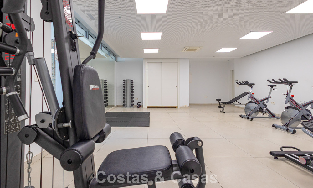 Modern penthouse met royaal solarium te koop op een steenworp afstand van het strand in Elviria, Oost-Marbella 806406