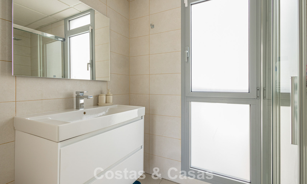 Modern penthouse met royaal solarium te koop op een steenworp afstand van het strand in Elviria, Oost-Marbella 806408