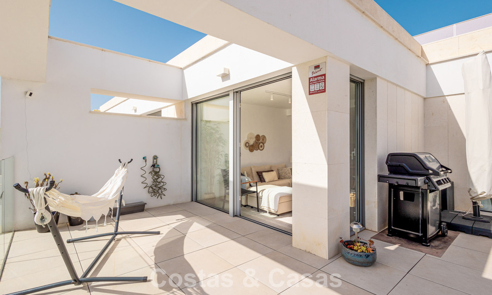 Modern penthouse met royaal solarium te koop op een steenworp afstand van het strand in Elviria, Oost-Marbella 806410