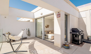 Modern penthouse met royaal solarium te koop op een steenworp afstand van het strand in Elviria, Oost-Marbella 806410 