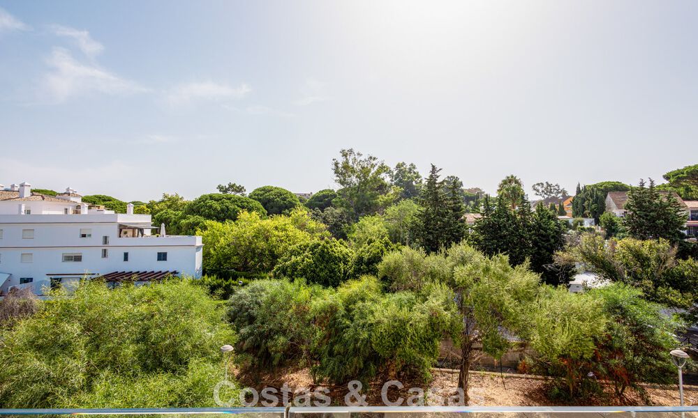 Modern penthouse met royaal solarium te koop op een steenworp afstand van het strand in Elviria, Oost-Marbella 806411
