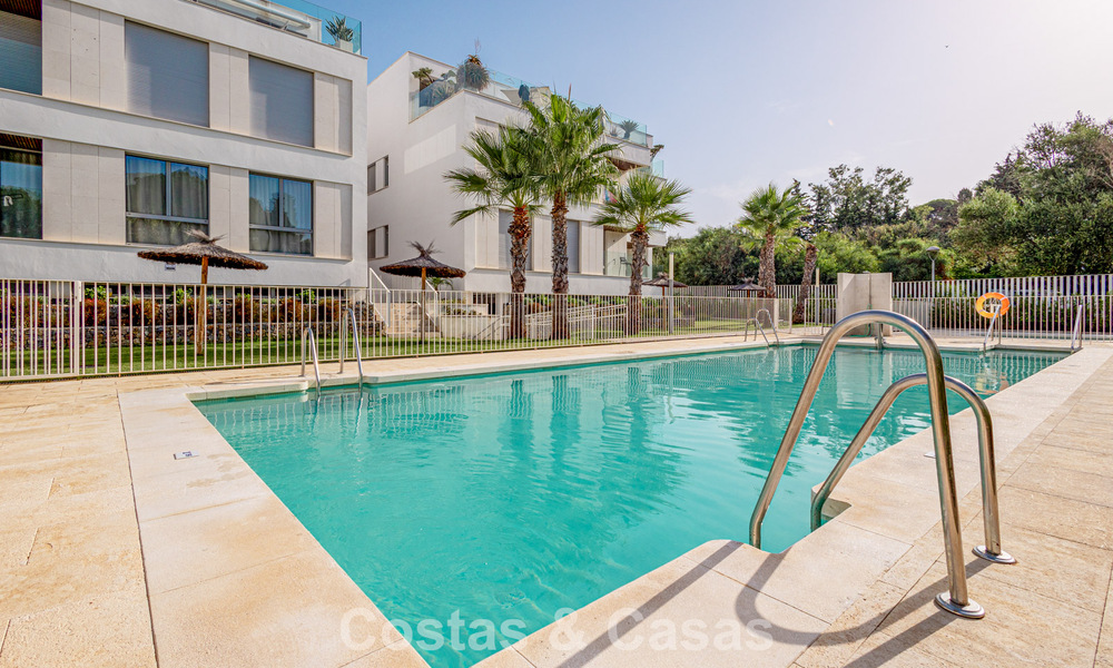 Modern penthouse met royaal solarium te koop op een steenworp afstand van het strand in Elviria, Oost-Marbella 806413