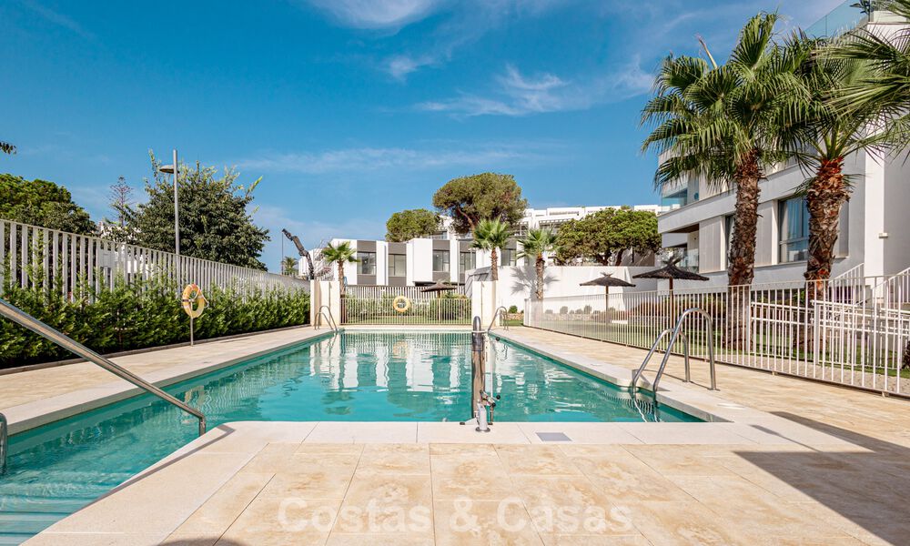Modern penthouse met royaal solarium te koop op een steenworp afstand van het strand in Elviria, Oost-Marbella 806414