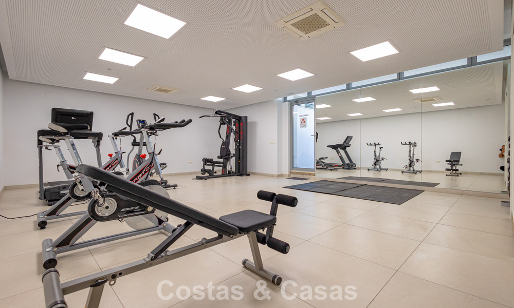Modern penthouse met royaal solarium te koop op een steenworp afstand van het strand in Elviria, Oost-Marbella 806415