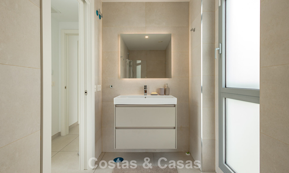 Modern penthouse met royaal solarium te koop op een steenworp afstand van het strand in Elviria, Oost-Marbella 806416