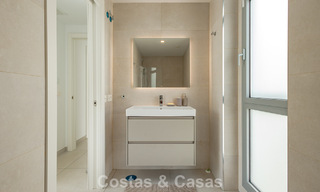 Modern penthouse met royaal solarium te koop op een steenworp afstand van het strand in Elviria, Oost-Marbella 806416 