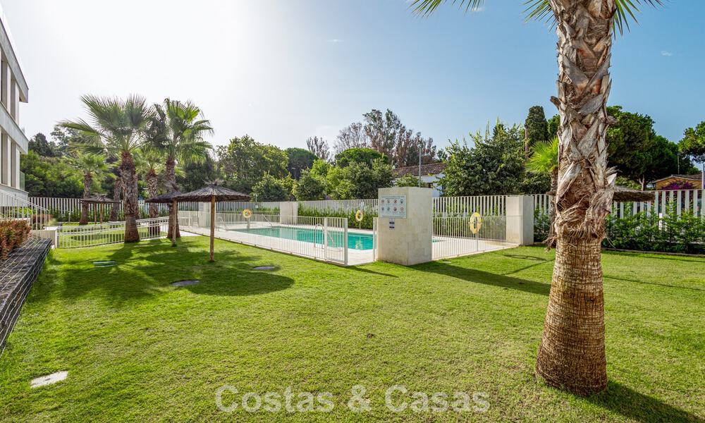 Modern penthouse met royaal solarium te koop op een steenworp afstand van het strand in Elviria, Oost-Marbella 806417