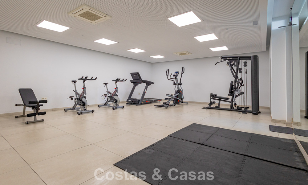Modern penthouse met royaal solarium te koop op een steenworp afstand van het strand in Elviria, Oost-Marbella 806420