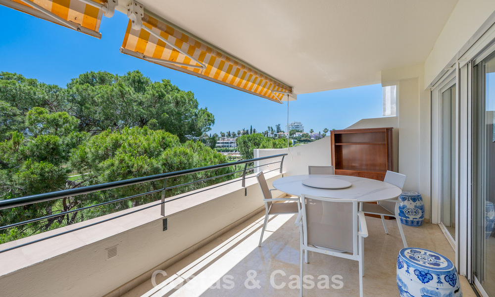 Luxueus duplex penthouse te koop direct aan de golfbaan, dicht bij alle voorzieningen in Guadalmina Alta en San Pedro, Marbella 806430