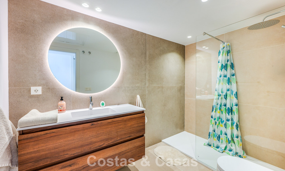 Luxueus duplex penthouse te koop direct aan de golfbaan, dicht bij alle voorzieningen in Guadalmina Alta en San Pedro, Marbella 806439