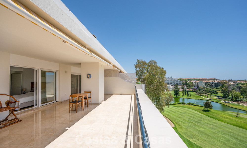 Luxueus duplex penthouse te koop direct aan de golfbaan, dicht bij alle voorzieningen in Guadalmina Alta en San Pedro, Marbella 806448
