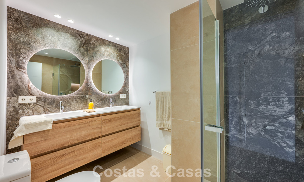 Luxueus duplex penthouse te koop direct aan de golfbaan, dicht bij alle voorzieningen in Guadalmina Alta en San Pedro, Marbella 806452