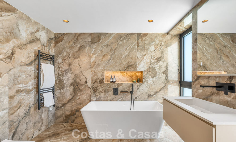 Gloenieuwe, moderne familievilla met zwembad te koop op de New Golden Mile tussen Marbella en Estepona 806621