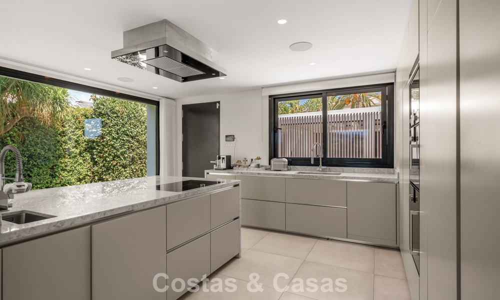 5-slaapkamer eigentijdse villa te koop direct aan de golfbaan in Nueva Andalucia, Marbella 806811
