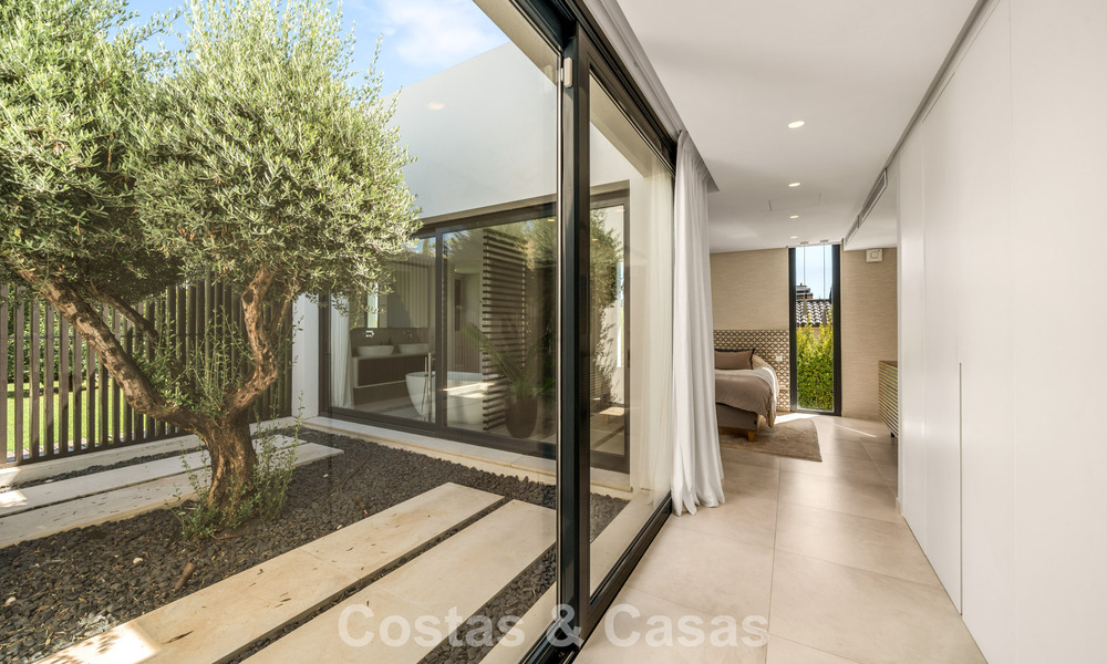 5-slaapkamer eigentijdse villa te koop direct aan de golfbaan in Nueva Andalucia, Marbella 806812