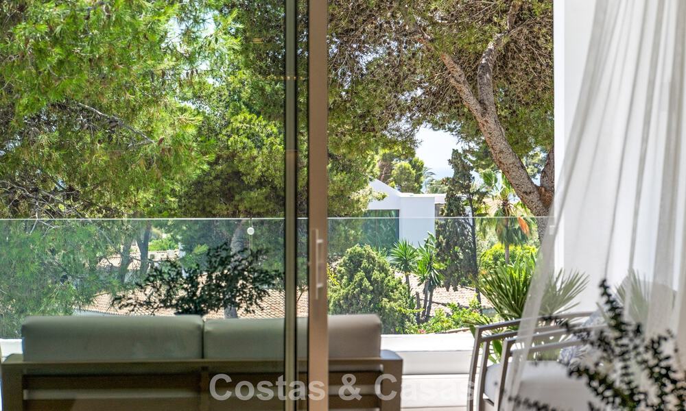 Instapklaar, eigentijds gerenoveerd luxe penthouse te koop op loopafstand van het strand in Los Monteros, Oost-Marbella 806557