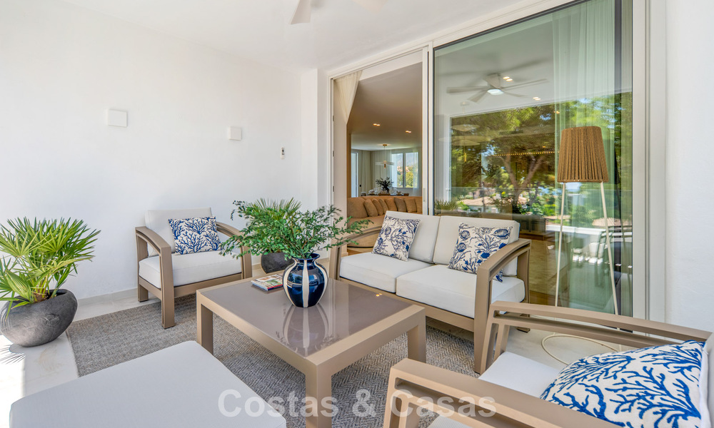 Instapklaar, eigentijds gerenoveerd luxe penthouse te koop op loopafstand van het strand in Los Monteros, Oost-Marbella 806562