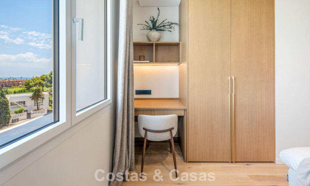 Instapklaar, eigentijds gerenoveerd luxe penthouse te koop op loopafstand van het strand in Los Monteros, Oost-Marbella 806563