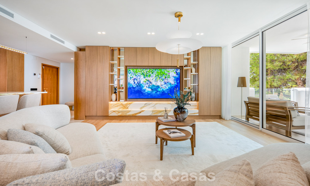 Instapklaar, eigentijds gerenoveerd luxe penthouse te koop op loopafstand van het strand in Los Monteros, Oost-Marbella 806565