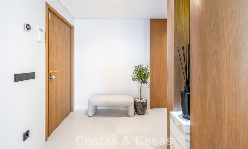 Instapklaar, eigentijds gerenoveerd luxe penthouse te koop op loopafstand van het strand in Los Monteros, Oost-Marbella 806575