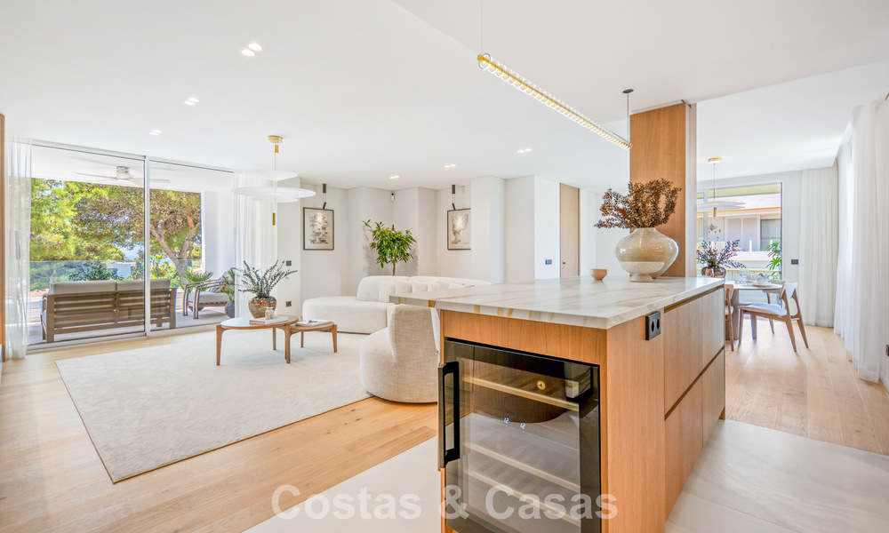 Instapklaar, eigentijds gerenoveerd luxe penthouse te koop op loopafstand van het strand in Los Monteros, Oost-Marbella 806576