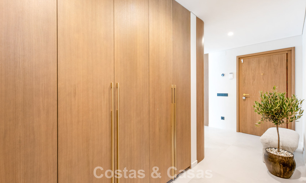 Instapklaar, eigentijds gerenoveerd luxe penthouse te koop op loopafstand van het strand in Los Monteros, Oost-Marbella 806578