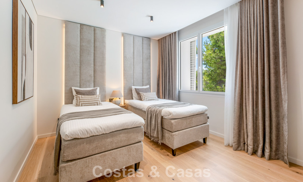 Instapklaar, eigentijds gerenoveerd luxe penthouse te koop op loopafstand van het strand in Los Monteros, Oost-Marbella 806579