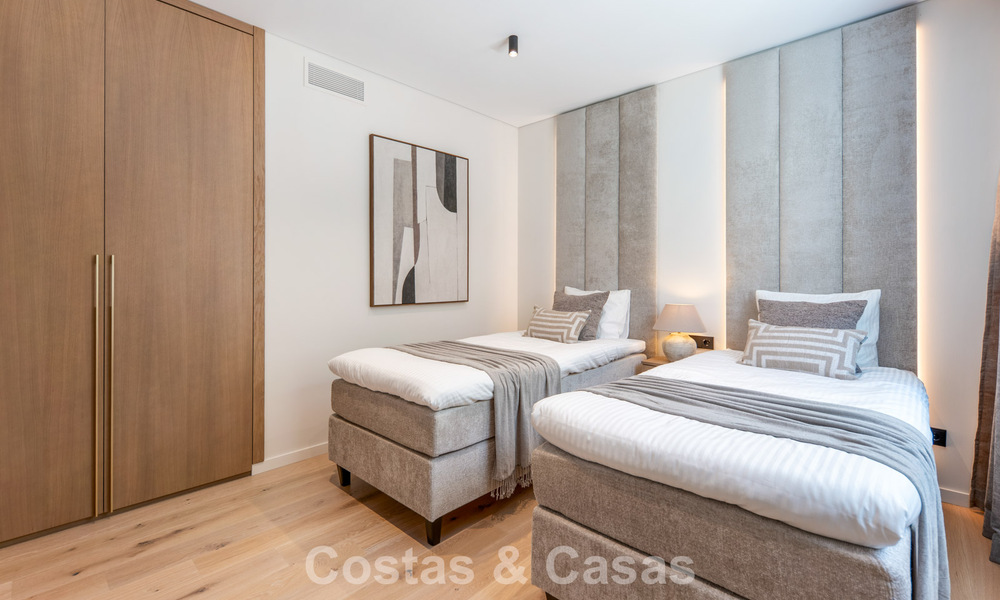 Instapklaar, eigentijds gerenoveerd luxe penthouse te koop op loopafstand van het strand in Los Monteros, Oost-Marbella 806580