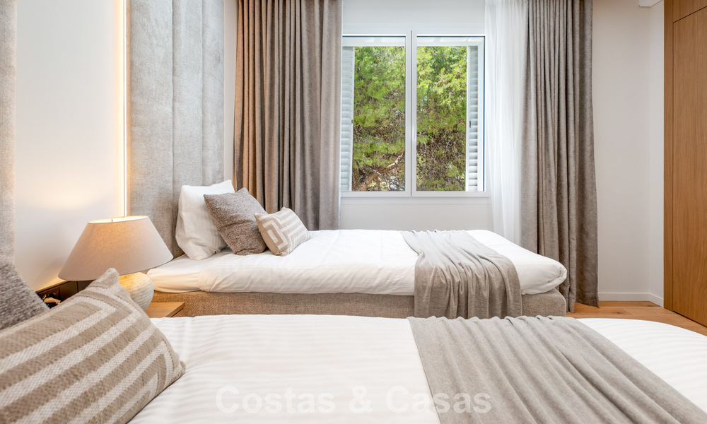 Instapklaar, eigentijds gerenoveerd luxe penthouse te koop op loopafstand van het strand in Los Monteros, Oost-Marbella 806581