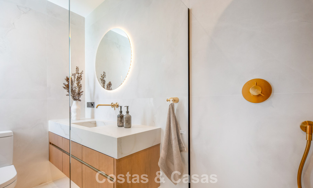 Instapklaar, eigentijds gerenoveerd luxe penthouse te koop op loopafstand van het strand in Los Monteros, Oost-Marbella 806583